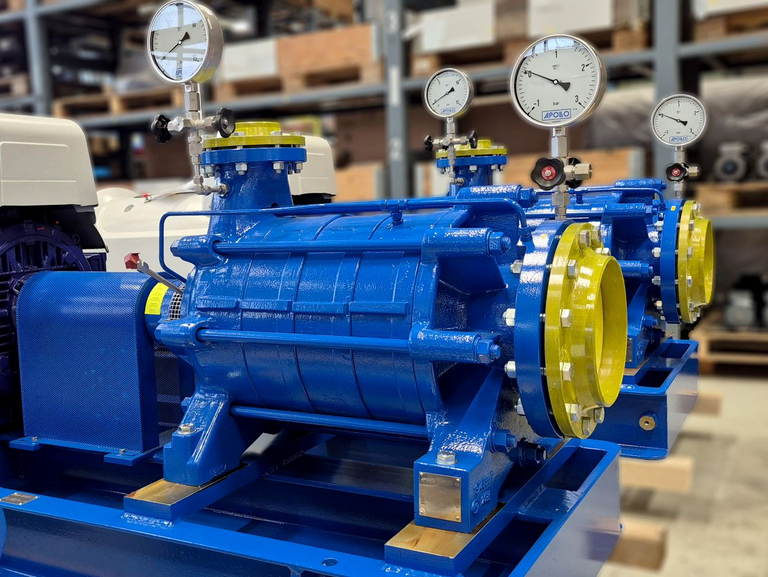Mehrere anschlussfertige Apollo Prozesspumpen der Baureihe GLZ (mehrstufige horizontale Gliedergehäusepumpen) in der Montagehalle der Apollo Gößnitz GmbH kurz vor der Auslieferung an einen Kunden.