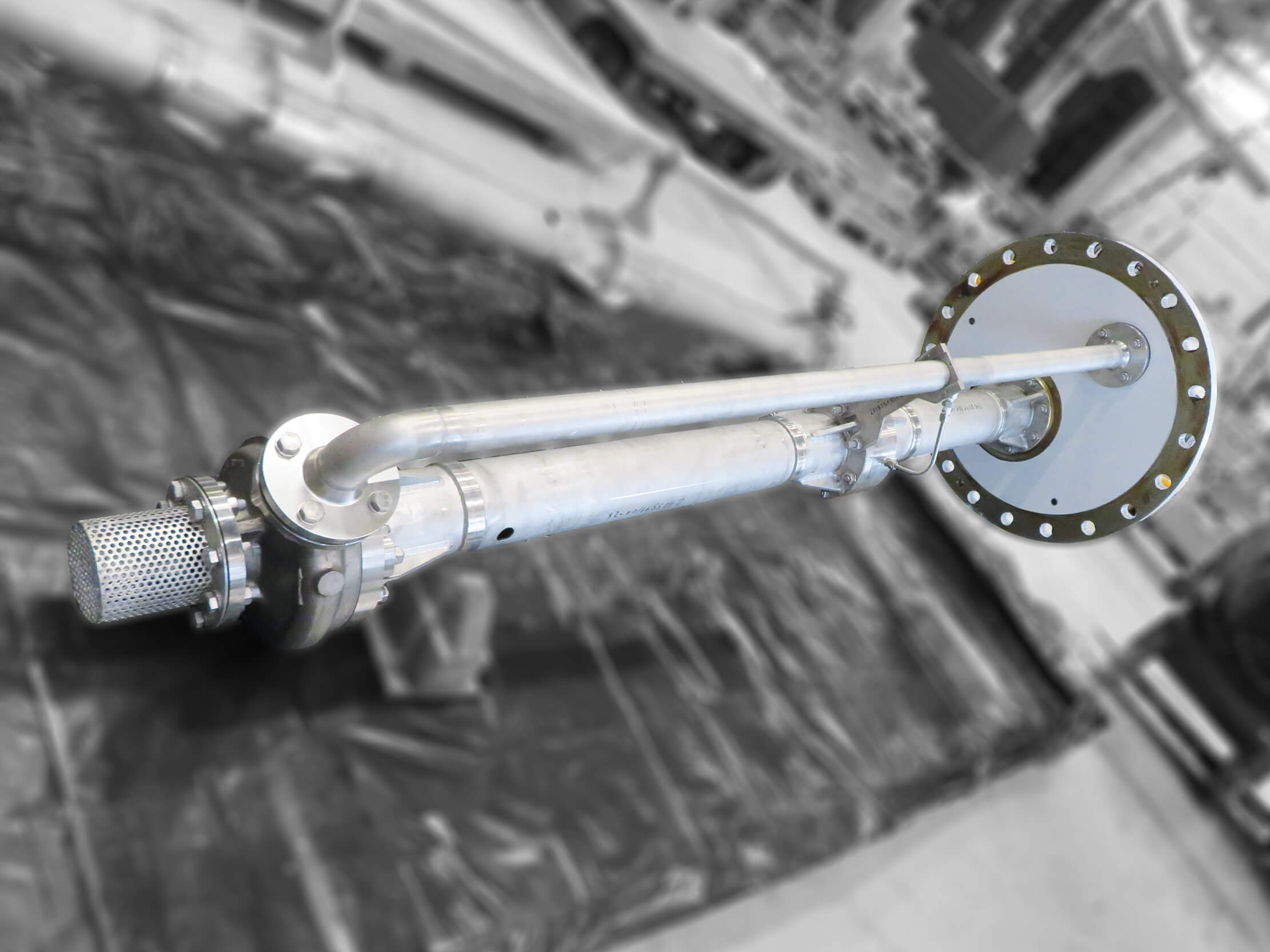 Einstufige vertikale Standardkreiselpumpe fertig montiert und platziert auf einem Transportboden, ideal für Wasserversorgung und Pumpenanlagen.