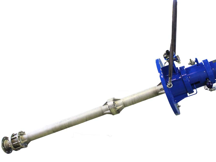 Eine vertikal VS1 Pumpe vom Apollotyp HPVX hängt an der Lagerlaterne am Kran, Sauggehäuse liegt auf dem Boden auf.