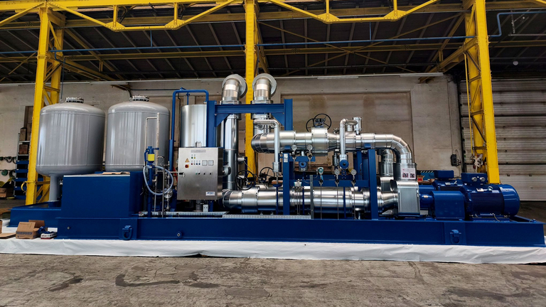 Air Pre-Heating Pump Skid auf Stahlrahmen, fertig montiert und getestet, bereit zur Zirkulation eines Water-Glycol-Gemisches mit 390 m³/h in einem Kraftwerk; sichtbar sind Pumpen, Rohrleitungen und Expansionstanks.