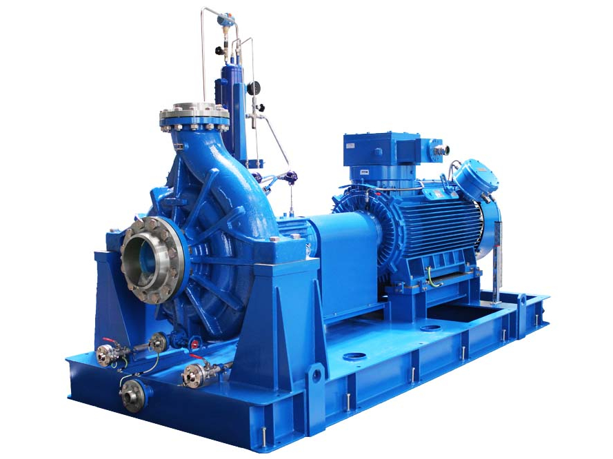 Ein blau lackiertes Pumpenaggregat einer Apollo KRHA, einstufige, radialgeteilte API 610 (OH2) Pumpe mit Versorgungssystem, E-Motor sowie weiteren Zubehörteilen.