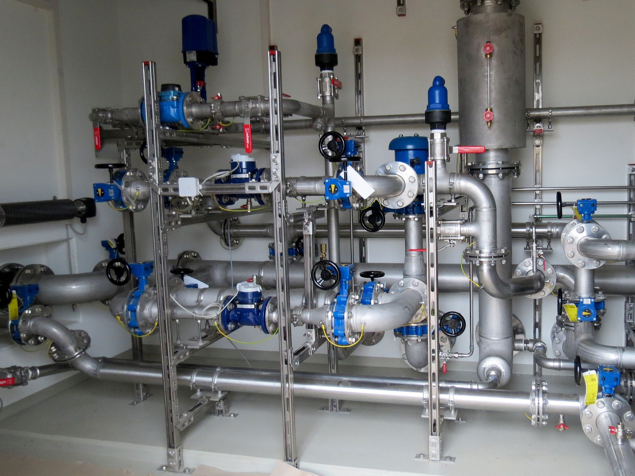 Vorinstallierte Druckerhöhungsanlage in einem Technikraum für ein kommunales Versorgungsnetz