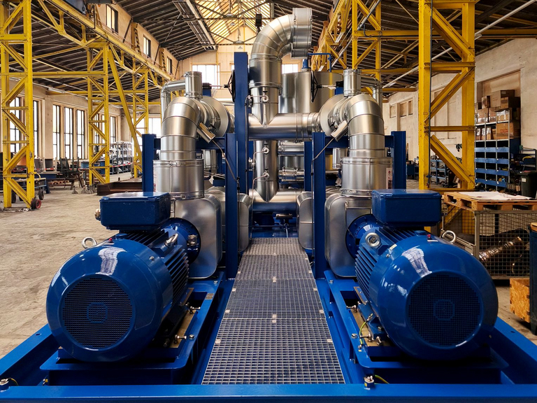 Schweres Pumpenaggregat auf Skid-Basis mit Spiralgehäusepumpen Typ KRC und 3000-Liter-Expansionstanks, verladebereit in der Fertigungshalle für Transport zu einem Kraftwerksprojekt in Usbekistan.