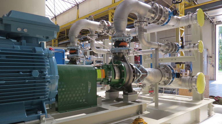 Detailaufnahme einer NOx-Wasserpumpenanlage mit einer einstufigen Kreiselpumpe des Typs KRC von Apollo für den Einsatz in einem Kraftwerk.