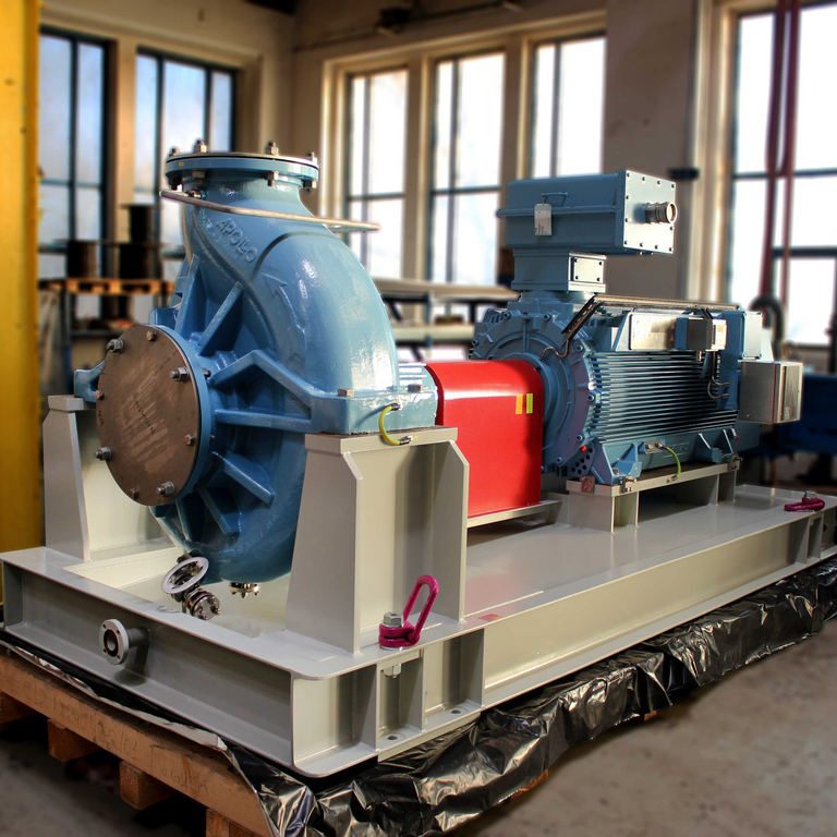 Blick in die Fertigungshalle der Apollo Gößnitz GmbH auf eine kurz vor Auslieferung fertigen OH2 Kühlwasser-Zirkulationspumpe für ein FPSO im Offshore Sektor.