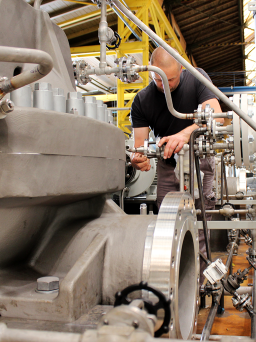 Apollo Fertigungsmitarbeiter montiert Pumpenanlage. Im Vordergrund ist ein Pumpengehäuse einer axial geteilten Pumpe zu sehen.