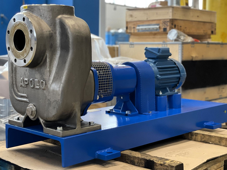 Nahaufnahme einer Apollo selbstansaugenden KRES Laugenpumpe mit gegossenem Apollo Logo im Gehäuseguss.