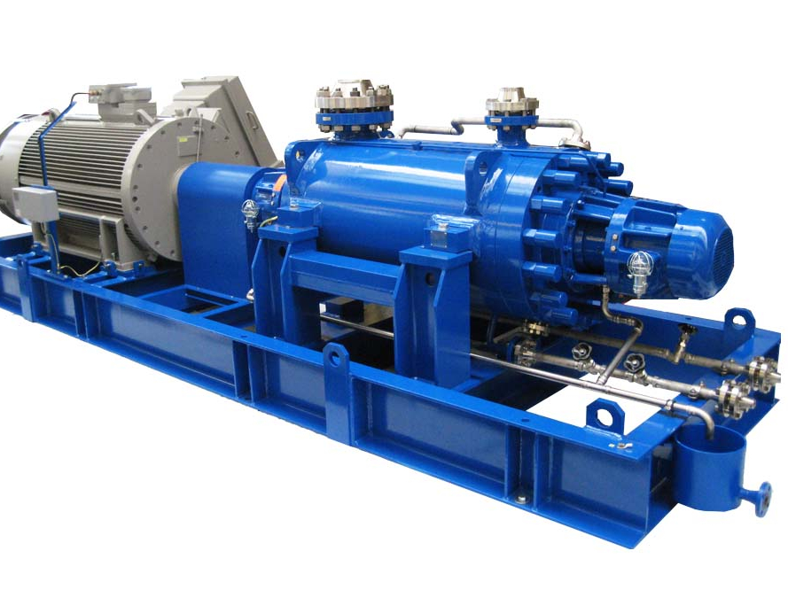 Freigestelltes Bild eines TL (BB5 mit Rotor in Linie) Pumpenaggregats mit Antriebsmotor, Grundrahmen und Kupplungsschutz, lackiert in Apollo-Blaufarbe.