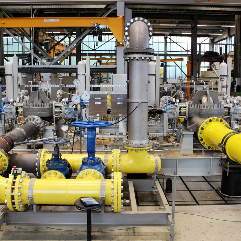 Komplettes HPRT Skid auf dem Apollo Testfeld während der Verrohrung und Vorbereitung des Prüflaufes.