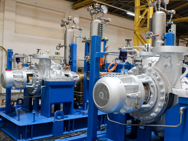 Zwei nebeneinander stehende API 610 BB2 Pumpenaggregate, Speisepumpen für Hydrocracking von UCO (Used Cooking Oil) und Hydrotreating von Hydrocracking gewonnene Hydrocracker-Gasöl (HCGO), stehen bereit zur Abholung für einen Petrochemischen Komplex.