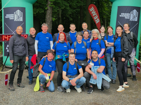 Mehrere Kolleginnen und Kollegen der Apollo Gößnitz GmbH nehmen am REWE Firmenwandertag in Chemnitz teil. Die Aufnahmen zeigen die Gruppe während der gemeinsamen 9-km-Wanderung auf den ausgeschilderten Wegen sowie beim anschließenden entspannten Beisammensein. Die Teilnehmenden lachen, unterhalten sich und genießen die gemeinsame Zeit außerhalb des Arbeitsalltags. Die Bilder vermitteln Teamgeist, Bewegung, gute Stimmung und ein positives Miteinander.