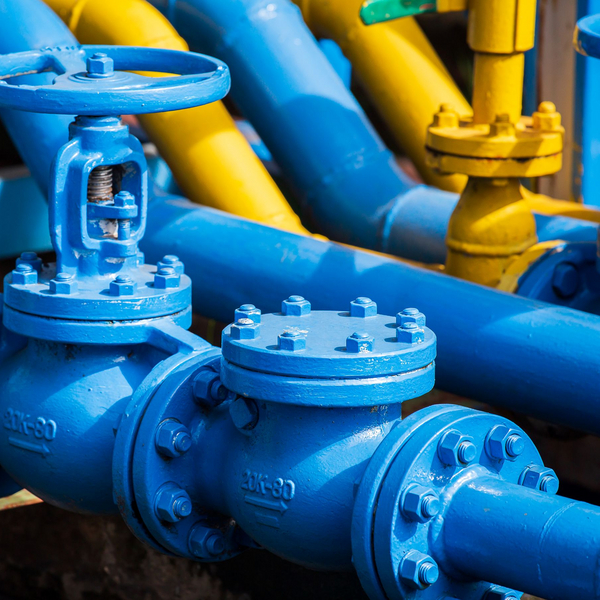 Blaues Regelventil zur Flüssigkeitsreglung in einer Industrieanlage.