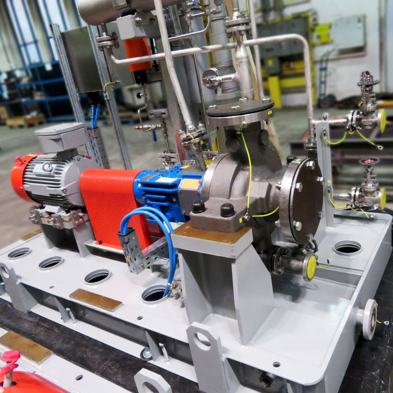 Säurewasser-Umwälzpumpe, eine einstufige Hochleistungspumpe von Apollo mit Rohrleitungen zur Kühlung des Dichtungssystems (Plan M); Material Titan für Gehäuse und Laufrad, NACE MR 0103 für medienberührte Teile platziert in der Fertigungshalle von Apollo.