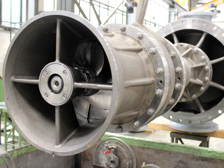 Detailierte technische Nahaufnahme auf die Saugstufe einer VS6 Hochdruckpumpe (Apollotyp GDTV) die horizontal an einem Kran hängt.