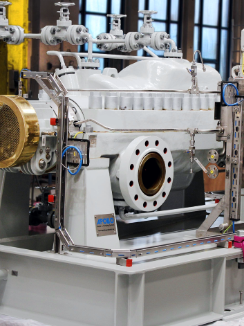 Die BB3 Ölumwälzpumpen mit hoher Kapazität für ein Offshore Einsatz auf einer Bohrinsel zeigt ihre robuste Bauweise. Sichtbar sind die zwei Ansaug- und Druckanschlüsse, die eine effiziente Förderung von Flüssigkeiten in industriellen Anwendungen ermöglichen.