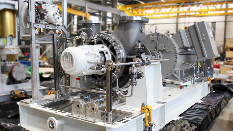 Ein fertig montiertes BB2-Pumpenaggregat ist auf einem hölzernen Transportboden platziert und steht bereit für die Verpackung und zum Transport an eine Bohrinsel in der Nordsee.