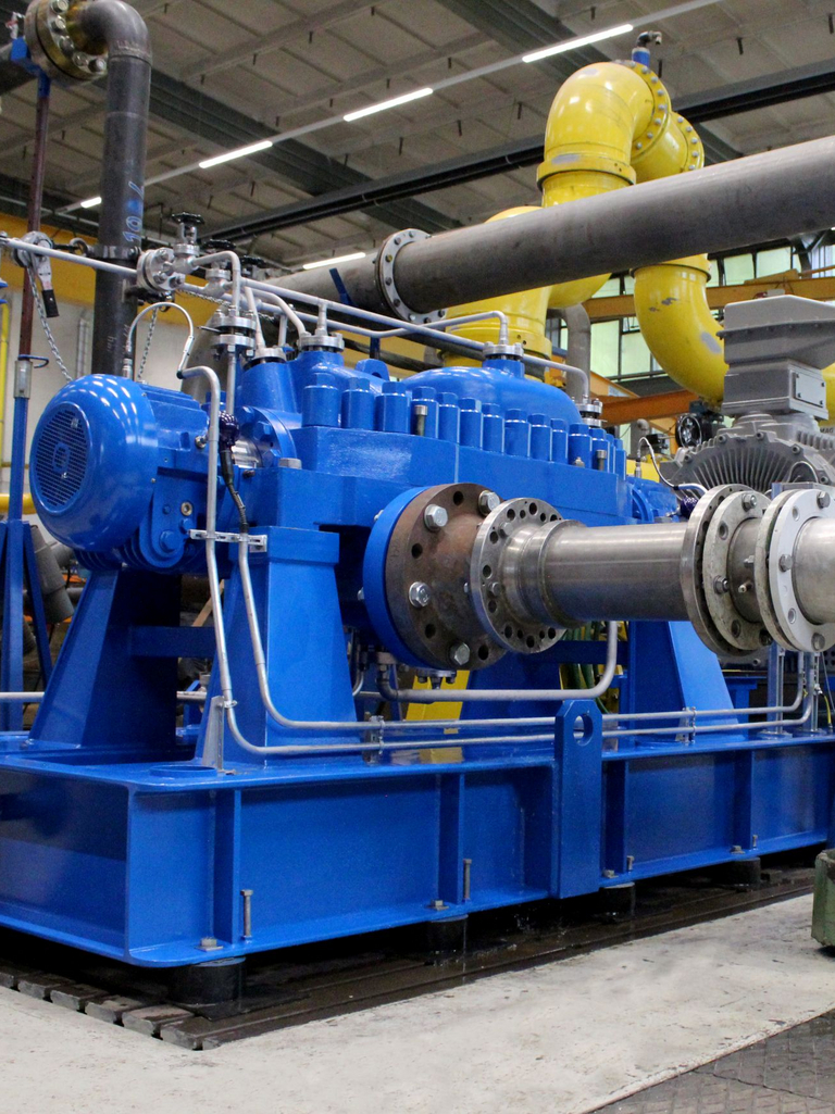 Eine Nahaufnahme der Apollo AMG-Hochdruckpumpe gemäß API 610 Typ BB3 auf dem Prüfstand, die die hohe Präzision und technische Exzellenz unseres Produkts demonstriert.