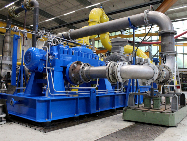 Eine Nahaufnahme der Apollo AMG-Hochdruckpumpe gemäß API 610 Typ BB3 auf dem Prüfstand, die die hohe Präzision und technische Exzellenz unseres Produkts demonstriert.