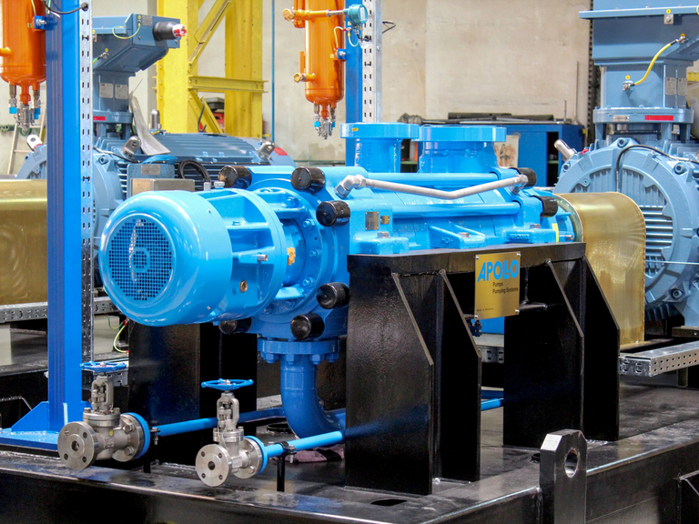 Seitliche Perspektive einer mehrstufigen Apollo GP Prozesspumpe nach API 610, BB4 Gliederpumpe mit beidseitiger Lagerung auf Grundplatte montiert, sichtbar in der Apollo-Fertigung vor der Abnahmeprüfung.
