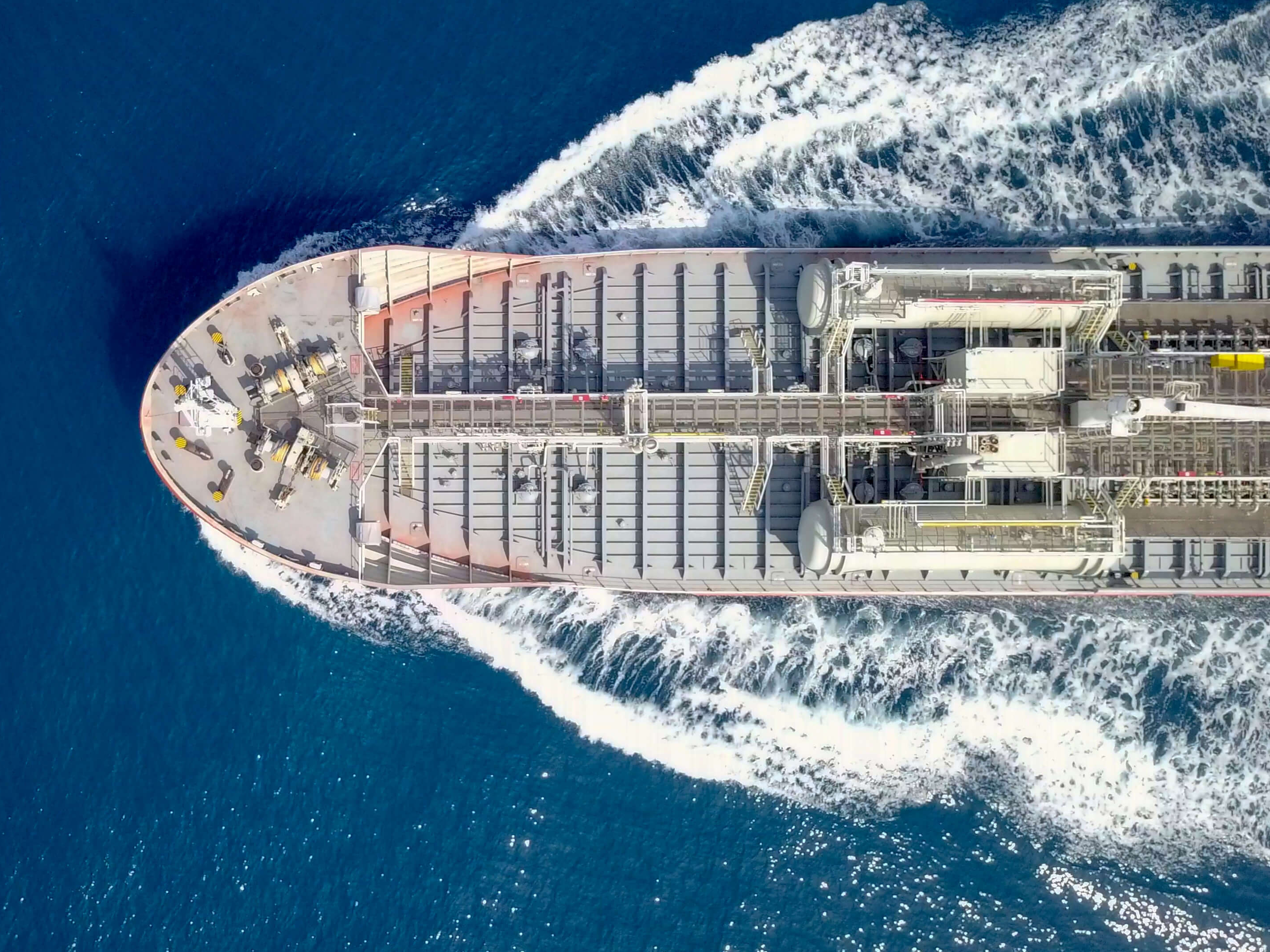 Vogelperspektive auf einen Offshore-Rohöltanker, der die Versorgung von Anlagen im Downstream-Bereich sicherstellt.