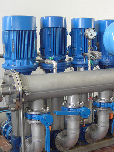 Druckerhöhungsanlage mit mehreren Parallelpumpen und moderner Steuerungseinheit