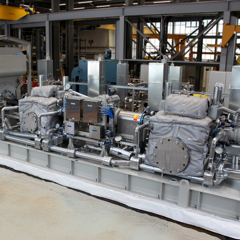 Ansicht auf das fertiggestellte komplett Aggregat der Apollo Hydraulic Power Recovery Turbine (HPRT) mit Motor und sämtlicher Isolierung der Verrohrung sowie Schallschutzmatten der Apollo axial geteilte, einstufige Prozesspumpe des Typs ZMK (BB1 gemäß API 610).